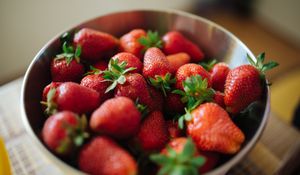 Preview wallpaper strawberries, berries, food, bowl