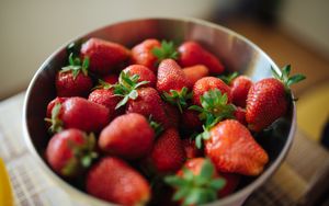 Preview wallpaper strawberries, berries, food, bowl