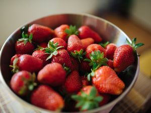 Preview wallpaper strawberries, berries, food, bowl