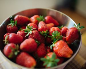 Preview wallpaper strawberries, berries, food, bowl