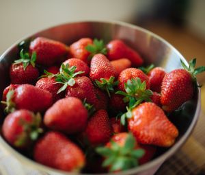 Preview wallpaper strawberries, berries, food, bowl