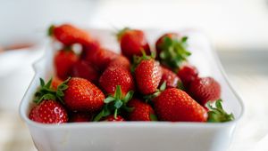 Preview wallpaper strawberries, berries, food, blur, red