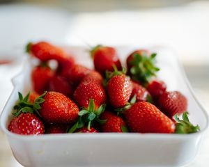 Preview wallpaper strawberries, berries, food, blur, red