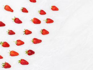 Preview wallpaper strawberries, berries, fruit, white