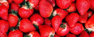 Preview wallpaper strawberries, berries, fruits