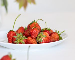 Preview wallpaper strawberries, berries, fruits, dessert