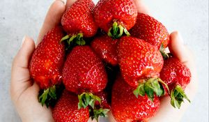 Preview wallpaper strawberries, berries, fruits, hands