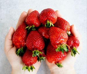 Preview wallpaper strawberries, berries, fruits, hands