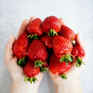 Preview wallpaper strawberries, berries, fruits, hands