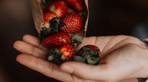 Preview wallpaper strawberries, berries, fruits, hand, pack