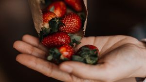 Preview wallpaper strawberries, berries, fruits, hand, pack