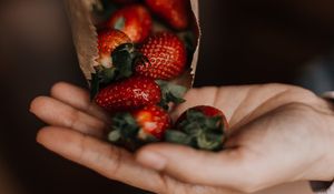 Preview wallpaper strawberries, berries, fruits, hand, pack