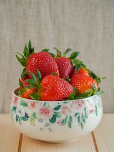 Preview wallpaper strawberries, berries, fruits, bowl