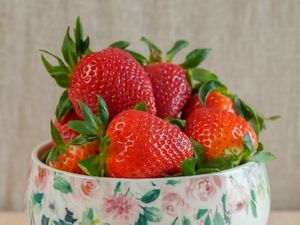 Preview wallpaper strawberries, berries, fruits, bowl