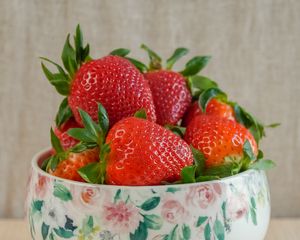 Preview wallpaper strawberries, berries, fruits, bowl