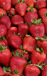 Preview wallpaper strawberries, berries, leaves, red