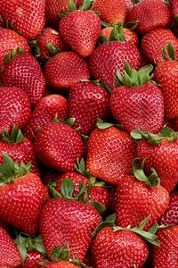 Preview wallpaper strawberries, berries, leaves, red