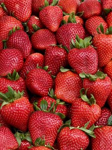 Preview wallpaper strawberries, berries, leaves, red