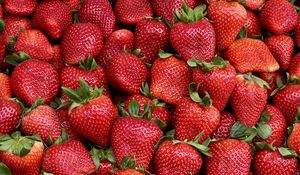 Preview wallpaper strawberries, berries, leaves, red