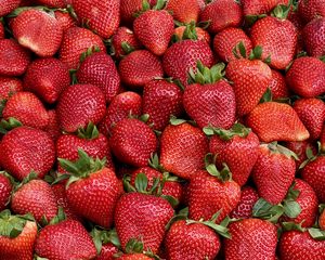 Preview wallpaper strawberries, berries, leaves, red