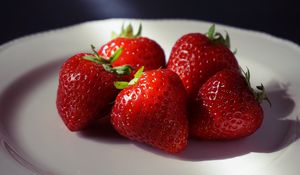 Preview wallpaper strawberries, berries, macro, red
