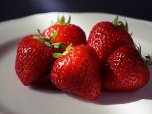 Preview wallpaper strawberries, berries, macro, red
