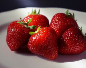 Preview wallpaper strawberries, berries, macro, red