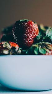 Preview wallpaper strawberries, berries, macro, bowl