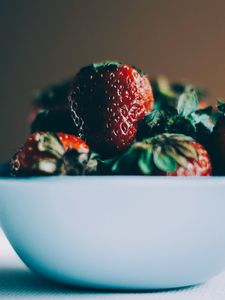 Preview wallpaper strawberries, berries, macro, bowl