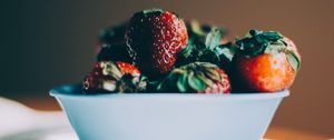 Preview wallpaper strawberries, berries, macro, bowl