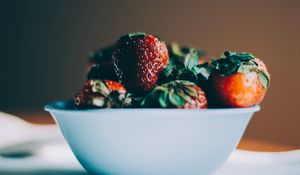 Preview wallpaper strawberries, berries, macro, bowl