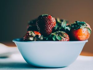Preview wallpaper strawberries, berries, macro, bowl