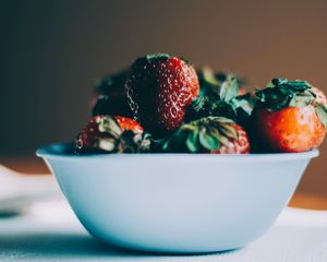 Preview wallpaper strawberries, berries, macro, bowl