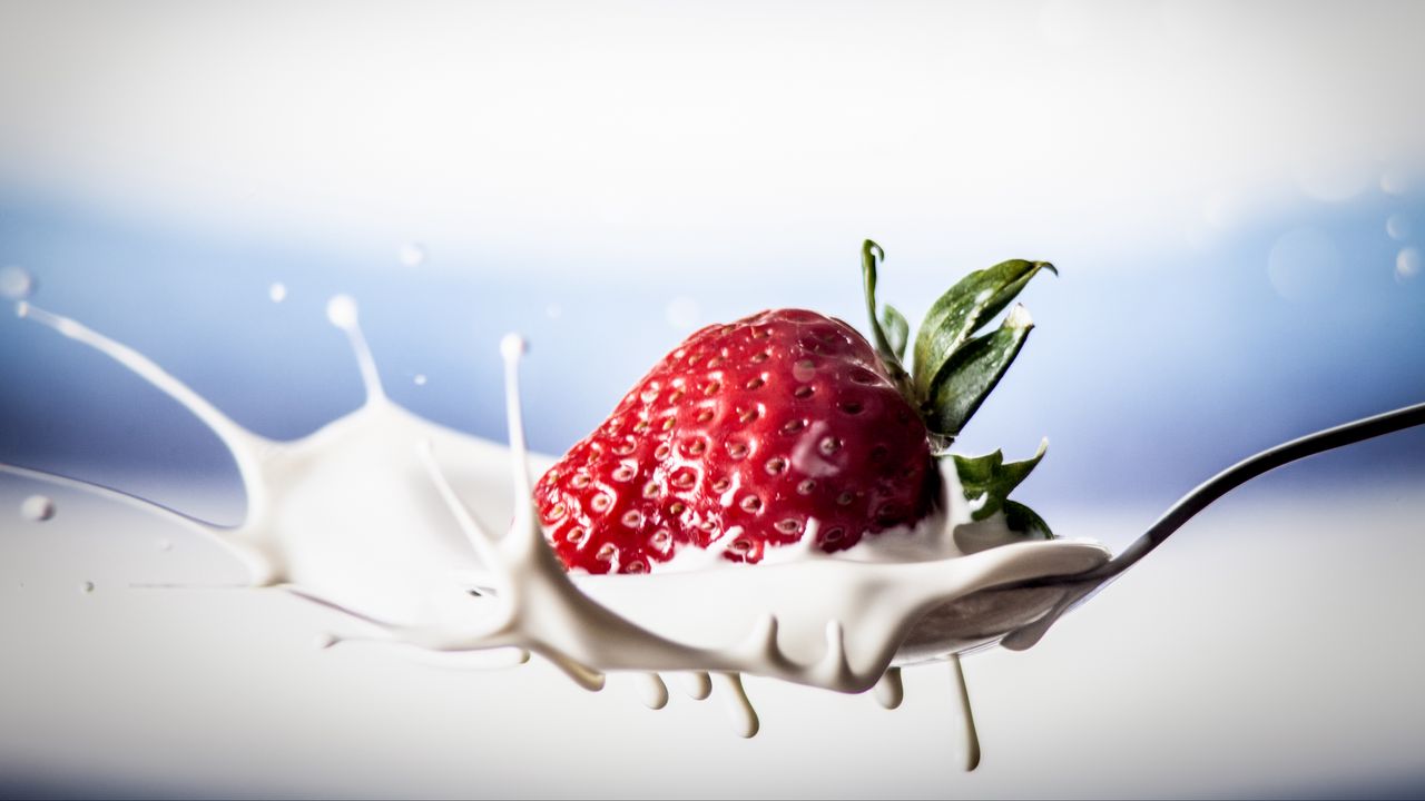 Wallpaper strawberries, berries, milk, macro
