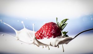 Preview wallpaper strawberries, berries, milk, macro