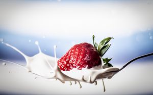 Preview wallpaper strawberries, berries, milk, macro