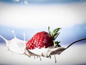 Preview wallpaper strawberries, berries, milk, macro