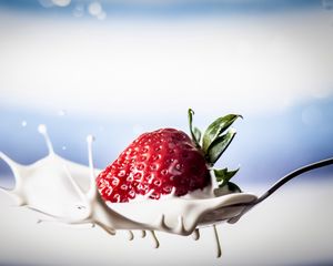 Preview wallpaper strawberries, berries, milk, macro