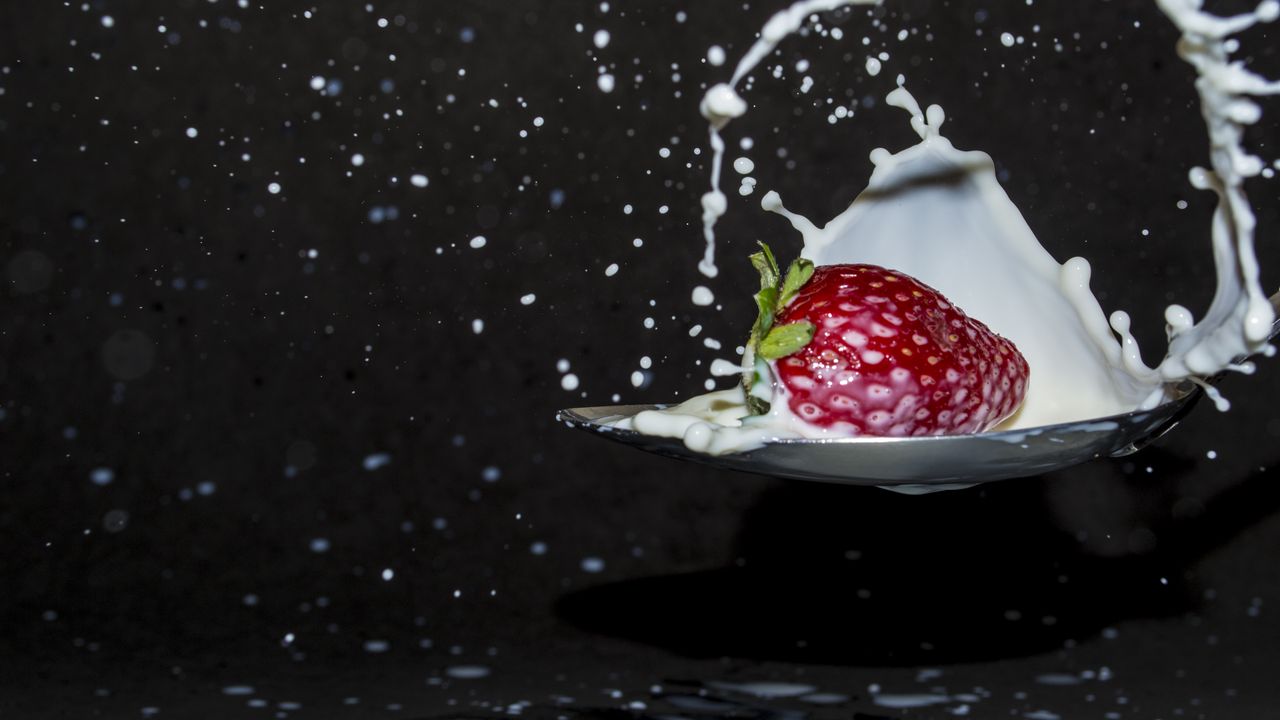 Wallpaper strawberries, berries, milk, splashes, macro