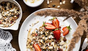 Preview wallpaper strawberries, berries, muesli, plate, breakfast, aesthetics