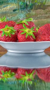 Preview wallpaper strawberries, berries, plate, reflection