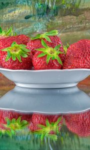 Preview wallpaper strawberries, berries, plate, reflection