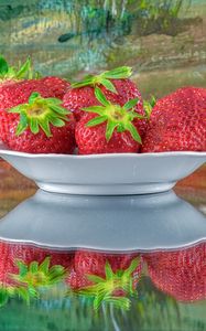 Preview wallpaper strawberries, berries, plate, reflection