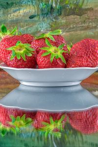 Preview wallpaper strawberries, berries, plate, reflection