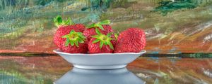 Preview wallpaper strawberries, berries, plate, reflection