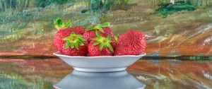 Preview wallpaper strawberries, berries, plate, reflection