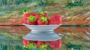 Preview wallpaper strawberries, berries, plate, reflection