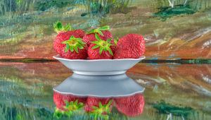 Preview wallpaper strawberries, berries, plate, reflection