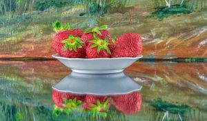 Preview wallpaper strawberries, berries, plate, reflection