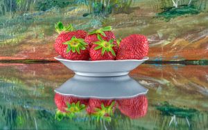 Preview wallpaper strawberries, berries, plate, reflection